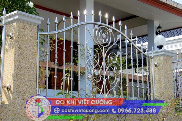 Hàng rào inox 304 mang lại sự sang trọng và bền bỉ cho ngôi nhà của bạn. Với chất liệu cao cấp và thiết kế hiện đại, hàng rào inox 304 là lựa chọn hoàn hảo cho mọi không gian.