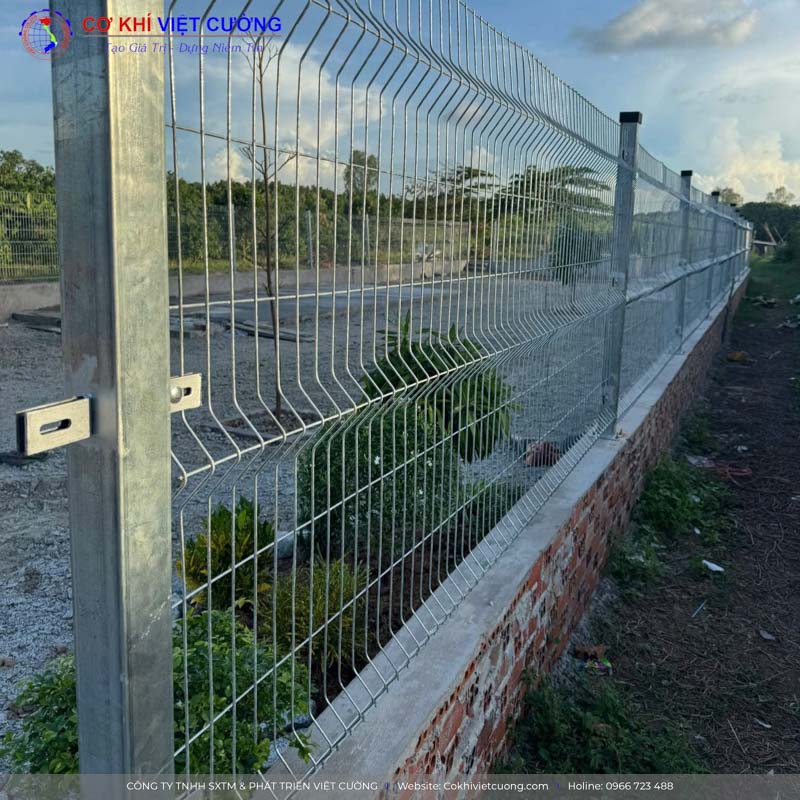Hot-dip galvanized wire mesh fence