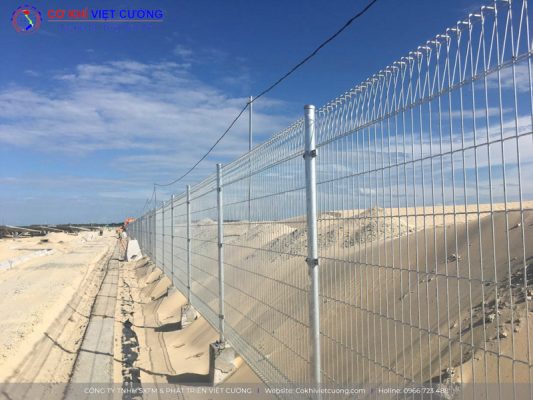 Hàng rào lưới thép là lựa chọn phổ thông cho nhiều công trình hiện nay