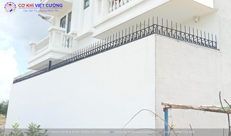 Mẫu tường rào chắc chắn và an toàn với công sắt